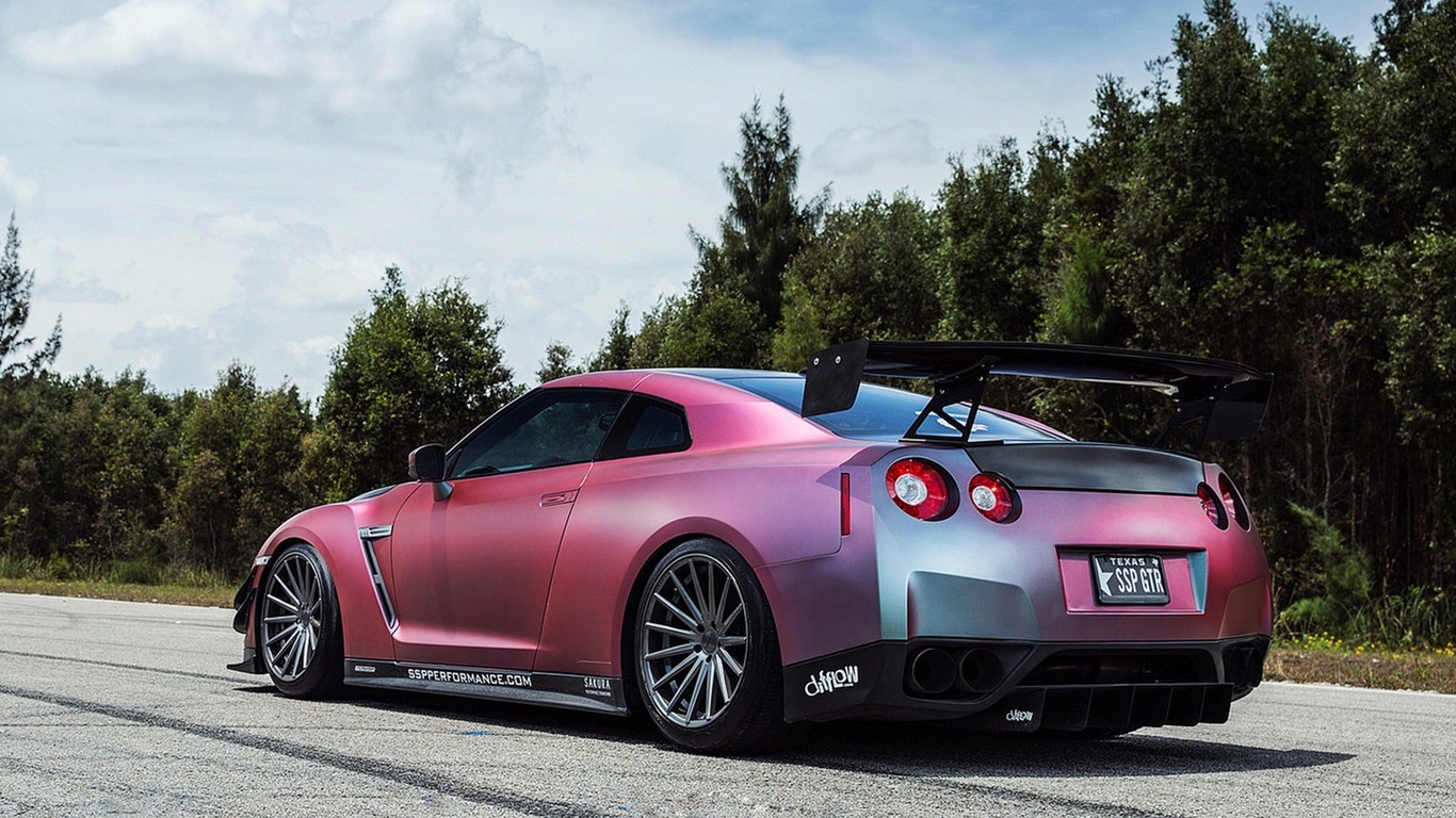 日產GT-R R35改裝車 高清桌面壁紙，駕馭視覺的機械藝術